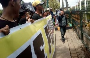 Puluhan Fans Persikasi saat melakukan aksi unjuk rasa di depan Gedung Bupati Bekasi, Senin (12/03) pagi.