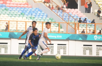 Striker Persikasi, Yoppi Ichwanul Muslim saat berduel dengan pemain belakang Persem Mojokerto, Rabu (03/10) sore di Stadion Wibawa Mukti.