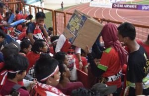 Supporter Persikasi Fans saat melakukan penggalangan dana untuk korban Lombok di babak 16 besar cabang olahraga sepakbola Asian Games 2018 yang mempertemukan Timnas Indonesia U23 dengan Timna Uni Emirat Arab (UAE) di Stadion Wibawa Mukti pada Jum’at (24/08) lalu.