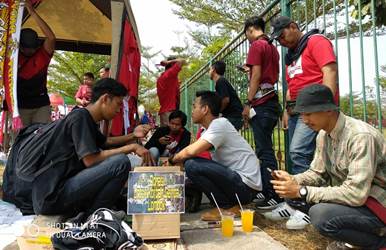 Anggota Persikasi Fans saat standby di area Stadion Wibawa Mukti untuk melakukan penggalangan dana bagi korban gempa Lombok, Jum'at (24/08) siang.