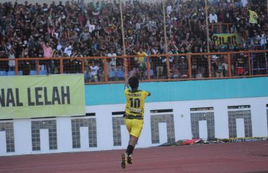 Selebrasi yang dilakukan kapten Persikasi, Angga Irawan usai mencetak gol perdananya saat Persikasi menjamu Sultan Muda FC, Minggu (25/08).