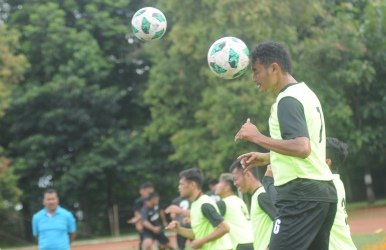Para pemain Persikasi saat berlatih heading didampingi Asisten Pelatih Persikasi, Mustika Hadi.