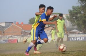 Pencetak gol Persikasi, Sigit Somantri saat berduel dengan pemain Persipasi di Sstadion Mini Tambun, Sabtu (12/05) sore.