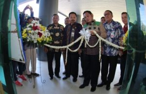 Wakil Bupati Bekasi, Eka Supria Atmaja saat meresmikan gedung Data Center milik Dinas Komunikasi, Informatika, Persandian dan Statistik Kabupaten Bekasi, Jum’at (09/03) pagi.