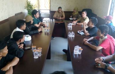 Pertemuan antara supporter Persikasi dengan pihak Disbudpora Kabupaten Bekasi, Senin (12/03) siang.