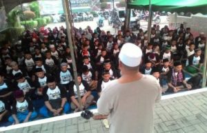 Ust. Rahmat Malik saat memberikan tausiah kepada para pesilat yang mengikuti Pesantren Silat di Masjid Al Ikhlas, Kp. Kp. Ciketing Asem, Kelurahan Mustika Jaya, Kecamatan Mustika Jaya, Kota Bekasi.