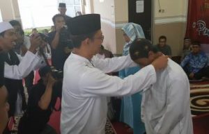 Pengalungan tanda peserta oleh Ketua Baznas Kabupaten Bekasi di acara pembukaan Pesantren Ramadhan di Masjid At-Taubah, Komplek Lapas Cikarang, Desa Pasir Tanjung Kecamatan Cikarang Pusat, Kamis (24/05).