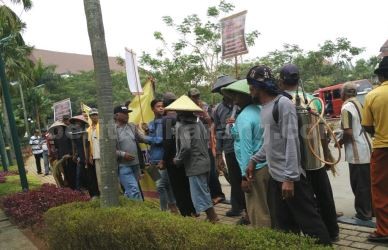 Puluhan petani penggarap lahan asal Kp. Pangkalan, Desa Kedung Pengawas, Kecamatan Babelan menggelar aksi demo di depan kantor DPRD Kabupaten Bekasi, Senin (02/10).