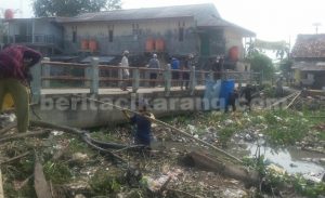 Puluhan petani saat bergotong royong membersihkan alur Kali Cikarang, Senin (25/07).