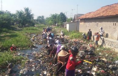 Puluhan petani dari Desa Pantai Harapan Jaya, Kecamatan Muaragembong, Desa Jayasakti Kecamatan Cabangbungin dan Desa Sukaringin Kecamatan Sukawangi membersihkan tumpukan sampah di Kali Cikarang, Desa Sukamulya, Kecamatan Sukatani, Mingu (01/04) pagi.