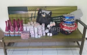 Barang bukti berupa petasan yang diamankan anggota Polsek Sukatani di Pasar Bancong, Senin (30/05).
