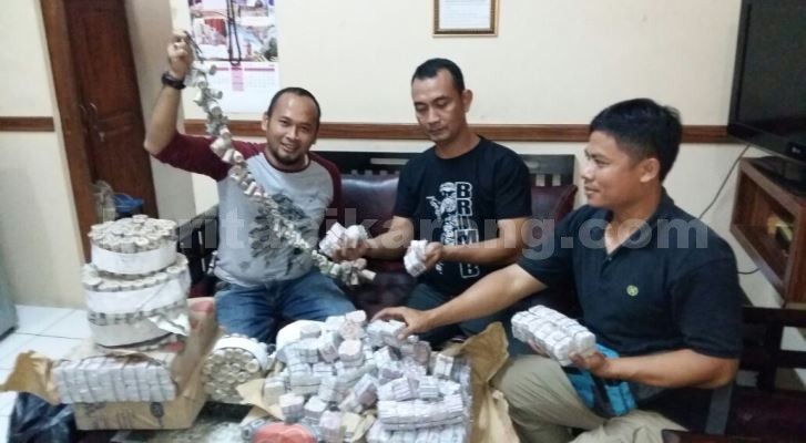 Belasan Bal Petasan Cabai Rawit dan Puluhan Gulungan Petasan Besar saat diamankan jajaran anggota Polsek Cikarang Barat.