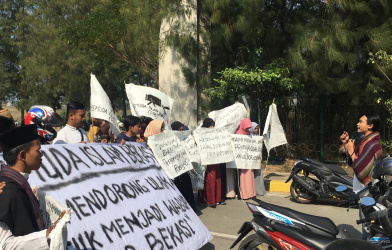 Aksi simpatik sekelompok pemuda yang mengataskan Pemuda Islam Bekasi (PIB) di Komplek perkantoran Pemkab Bekasi, Desa Sukamahi, Kecamatan Cikarang Pusat, Senin (01/07) pagi.