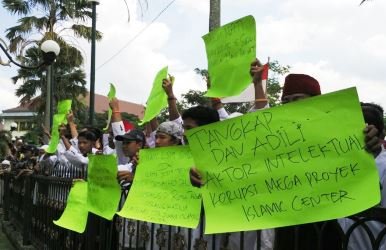 massa GMBI dan perwakilan umat islam Kabupaten Bekasi saat menggeruduk kantor DPRD Kabupaten Bekasi, Senin (02/04).