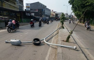 Tiang lampu PJU yang ambruk beberapa waktu lalu di ruas pantura, Jl. Raya Imam Bonjol. Desa Kalijaya Kecamatan Cikarang Barat.