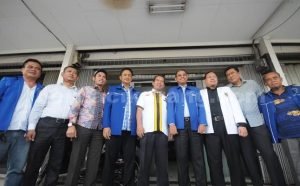 Jajaran pengurus partai Demokrat dan PKS Kabupaten Bekasi foto bersama usai melakukan pertemuan di depan kantor DPC PKS Kabupaten Bekasi, Selasa (31/05) sore.