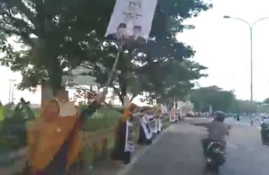 Aksi flashmob kader PKS Kabupaten Bekasi dalam rangka menyeramakan kampanye akbar pasang calon presiden dan wakil presiden no 02, Prabowo Sandi di jalur pantura, Minggu (07/04) pagi.