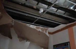 Kondisi salah satu ruangan pasca plafon kantor desa Lambangsari yang ambruk, Selasa (23/10) pagi.