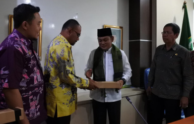 Plt Bupati Bekasi, Eka Supria Atmaja didampingi Kepala Dinas Kependudukan dan Catatan Sipil Kabupaten Bekasi saat menyerahkan blangko e-KTP sebanyak 10 ribu lebih kepada Camat Cikarang Utara, Kamis (28/03) | Foto: Humas Pemkab Bekasi