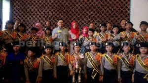 Kapolresta Bekasi, Kombespol M. Awal Chairuddin SIK, MH foto bersama Polisi Cilik Perwakilan Polresta Bekasi asal Polsek Tambelang yang berhasil menjurai Lomba Polisi Cilik se-Jabodetabek, Minggu (10/04).