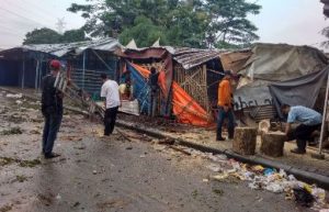 Korgard Rescue dibantu warga dan pihak develepor saat membersihkan pohon tumbang di Taman Kebalen Indah, Senin (23/04) pagi.