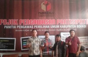Koordinator JPRR Kabupaten Bekasi saat mengunjungi Pojok Pengawasan di Kantor Panwaslu Kabupaten Bekasi | Foto : Affif Ardhila