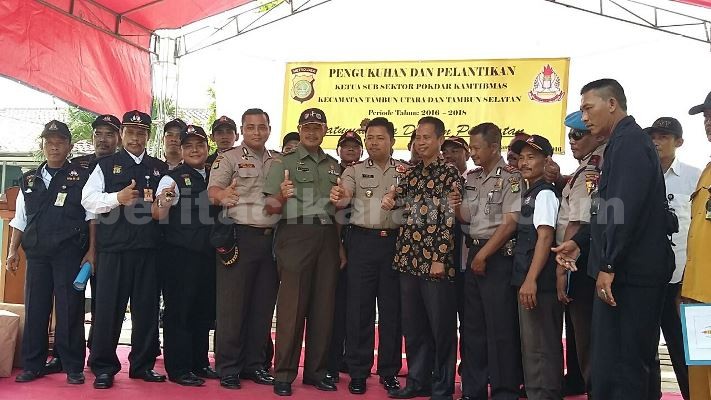 Foto bersama Pokdar Kamtibmas Kecamatan Tambun Utara dan Kecamatan Tambun Selatan bersama Kapolsek Tambun, Camat Tambun Utara dan Wadanramil Tambun, Minggu (10/04).