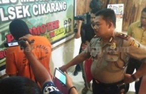 Tersangka QQO (30) saat diinterogasi oleh Kapolsek Cikarang, Kompol Puji Hardi dalam gelar perkara yang digelar di Mapolsek Cikarang, Selasa (19/09).