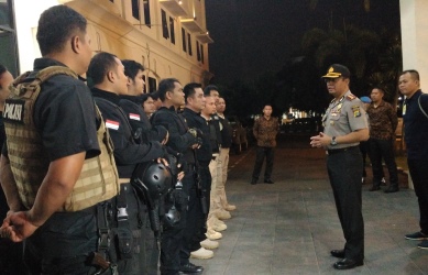 Kapolres Metro Bekasi, Kombespol Asep Adi Saputra saat memberikan arahan kepada Tim Cobra Polres Metro Bekasi, Sabtu (03/06) malam.