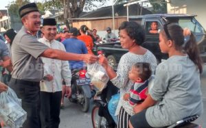 Kapolsek Babelan Kompol Mualim Harahap didampingi Camat Babelan, Surya Wijaya saat membagikan takjil kepada masyarakat, yang melintas di depan Mapolsek Babelan, Rabu (08/06) .