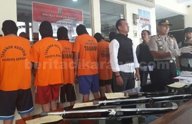 Kapolsek Cikarang Barat, Kompol Hendrik Situmorang saat gelar perkara di Mapolsek Cikarang Barat, Rabu (11/10).