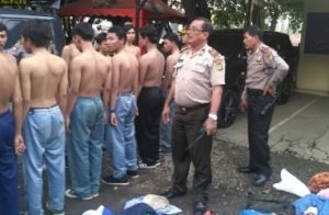 Petugas kepolisian sektor Cikarang Selatan saat memberikan pembinaan terhadap puluhan siswa SMK yang diamankan, Rabu (28/03).