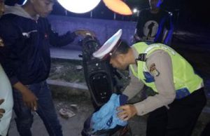 Pemeriksaan yang dilakukan petugas kepolisian terhadap pengendara motor di Taman Sehati, Komplek Stadion Wibawa Mukti, Kamis (12/07) malam.