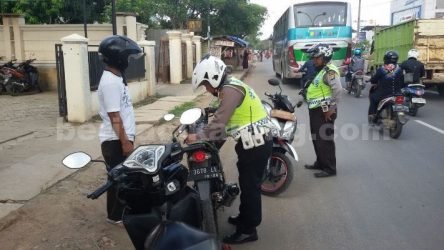 Penindakan terhadap pengendara sepeda motor yang melawan arus oleh Pollantas di Jl. Urip Sumiharjo, Cikarang Utara.