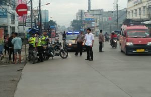 Jajaran Kepolisian Sektor Cikarang saat melakukan penjagaan di Jl. Yos Sudarso, Desa Cikarang Kota Kecamatan Cikarang Utara, Senin (04/02) pagi.