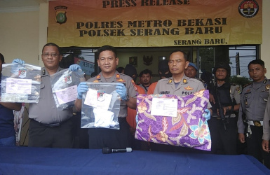 Kepala Kepolisian Sektor Serang Baru, AKP Wito saat menunjukan barang bukti yang berhasil diamankan dari pengungkapan kasu pembunuhan berencana yang menewaskan N (29) di Kp. Gebang Malang, Desa Sirnajaya, Kecamatan Serang Baru pada Rabu, 27 Februari 2019 lalu.