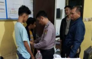 Anggota Unit Reskrim Polsek Setu saat memeriksa PER (15) dan KA (14) yang berhasil dijebak dan diamankan oleh korbannya Suryadi (24), Senin (26/08) malam. Karena kejadian berlangsung di wilayah Kecamatan Tambun Selatan, kasus ini pun telah dlimpahkan Unit Reskrim Polsek Setu ke Unit Reskrim Polsek Tambun guna ditindaklanjuti dan dikembangkan.