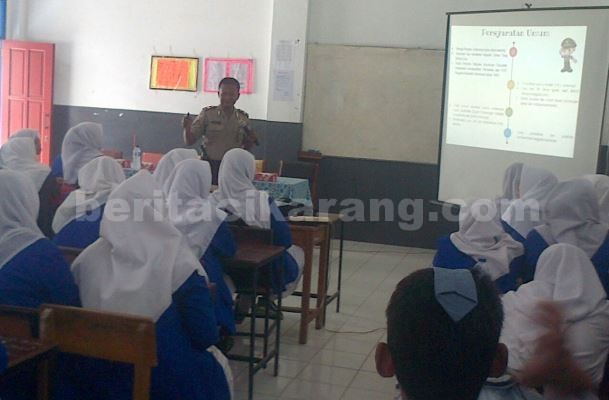 siswi SMP Negeri di Tambun saat dimintai keterangan oleh warga di Pos kemananan RT 002/034, Perumahan Griya Pratama, Kecamatan Tambun Selatan.