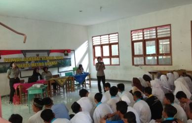 Sosialisasi yang dilakukan Polwan Sahabat Remaja 2018 di di SMK Industri Nasional I Kabupaten Bekasi, Jum’at (09/03) pagi.