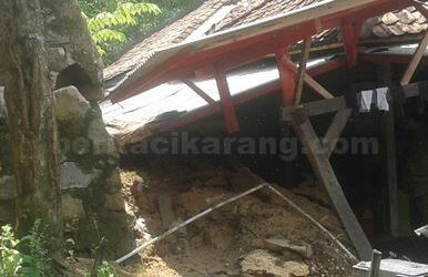 pondasi rumah warga cibarusah amblas