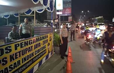 Anggota Pospam Operasi Ketupat Jaya yang bertugas di wilayah hukum Polsek Cikarang Barat saat melakukan pengamanan dan pengaturan arus mudik di Pos PAM Terminal Induk Cibitung, Kamis (30/05) dinihari.
