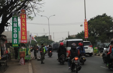 Anggota Banse Lalu Lintas PC GP Ansor Kabupaten Bekasi saat bertugas di Posko Mudik Banser 2017 di Jl. Urip Sumoharjo, Kecamatan Cikarang Utara, Kamis (22/06).