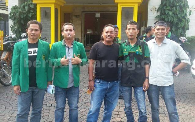 Forum PAC PPP Kabupaten Bekasi, menantang Wakil Ketua I DPC PPP kubu Asep Jamaludin jika ingin menurunkan Cecep Noor dari ketua fraksi di DPRD Kabupaten Bekasi.