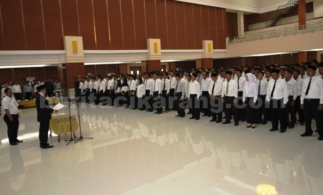 Suasana pelantikan 516 anggota PPS oleh KPU Kabupaten Bekasi di Gedung Swatantra Wibawamukti, Desa Sukamahi, Kecamatan Cikarang Pusat, Rabu (20/07).