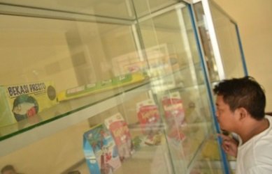 Salah seorang warga saat melihat sejumlah produk UMKM yang dipamerkan di gedung Dinas Koperasi dan UMKM Kabupaten Bekasi.