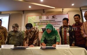 Penandatanganan Nota Kesepamahan antara PT. Sugity Creatives dengan Pemerintah Kabupaten Bekasi untuk pelaksanaan TAB Group Education Forest di Hotel Sakura, Kecamatan Cikarang Pusat, Jum'at (27/05).