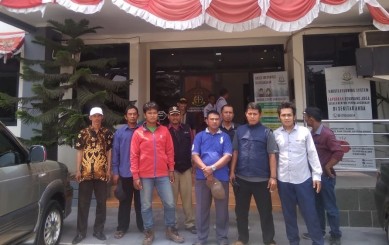 Sejumlah warga Kp. Pulongandang Tengah, Desa Sindangsari, Kecamatan Cabangbungin saat melaporkan dugaan pungutan liar dalam pengurusan sertifikat tanah pada percepatan program Pendaftaran Tanah Sistematis Lengkap (PTSL) di Kantor Kejaksaan Negeri Kabupaten Bekasi, Senin (30/09).