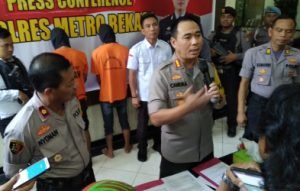 Kepala Kepolisian Resor Metro Bekasi, Kombes Pol Candra Sukma Kumara saat gelar perkara kasus pembacokan di cafe pulonyamuk yang menewaskan EM (30) di lobby Polres Metro Bekasi , Senin (29/04).