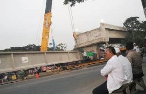 Kepala Dinas PUPR Kabupaten Bekasi, Jamaludin saat mengawasi langsung proses pemasangan girder pada proyek pembangunan fly over Tegal Gede, Minggu (30/09) pagi.
