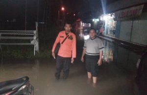 Tim Unit Reaksi Cepat BPBD Kabupaten Bekasi saat mengecek lokasi dan melakukan assesemen lokasi banjir yang menerjang pemukiman warga di RT 07/08 Perumahan Puri Nirwana Residence pada Minggu 03 Maret 2019 malam.